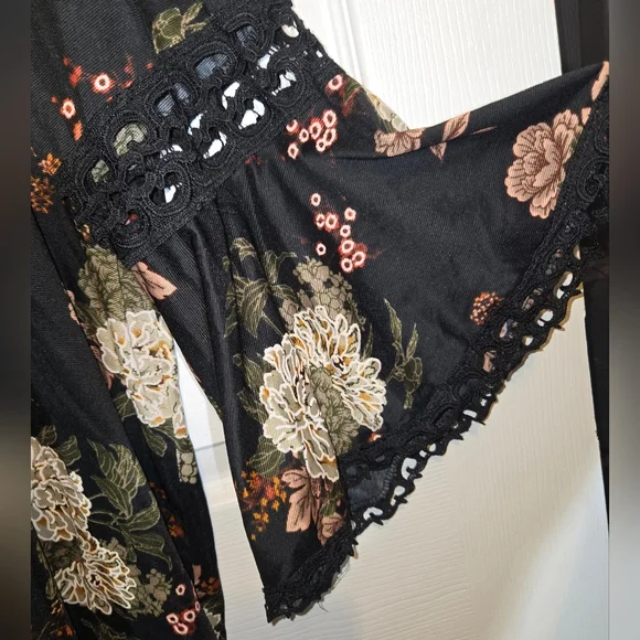 Stem & Vine Bell Sleeve Blouse Floral Black and Cream 3x - Picture 4 of 5